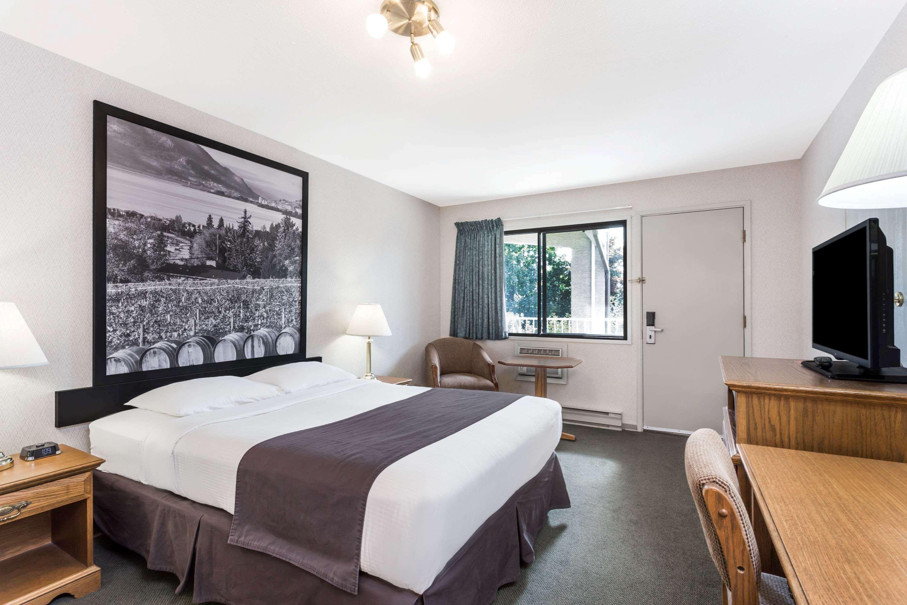 ซูเปอร์ 8 บาย วินด์แฮม เคโลว์นา บริติชโคลัมเบีย Hotel ภายนอก รูปภาพ