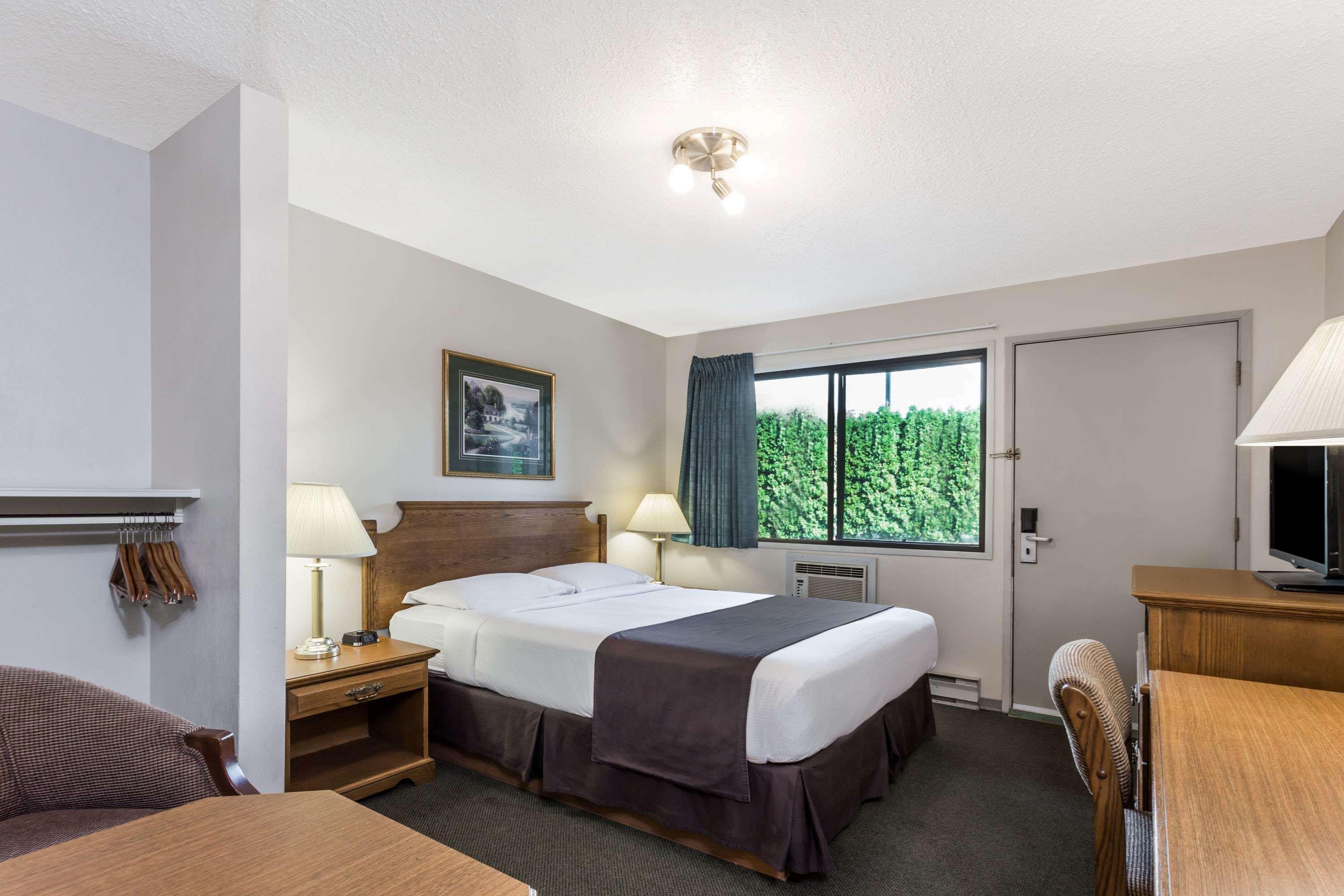 ซูเปอร์ 8 บาย วินด์แฮม เคโลว์นา บริติชโคลัมเบีย Hotel ภายนอก รูปภาพ