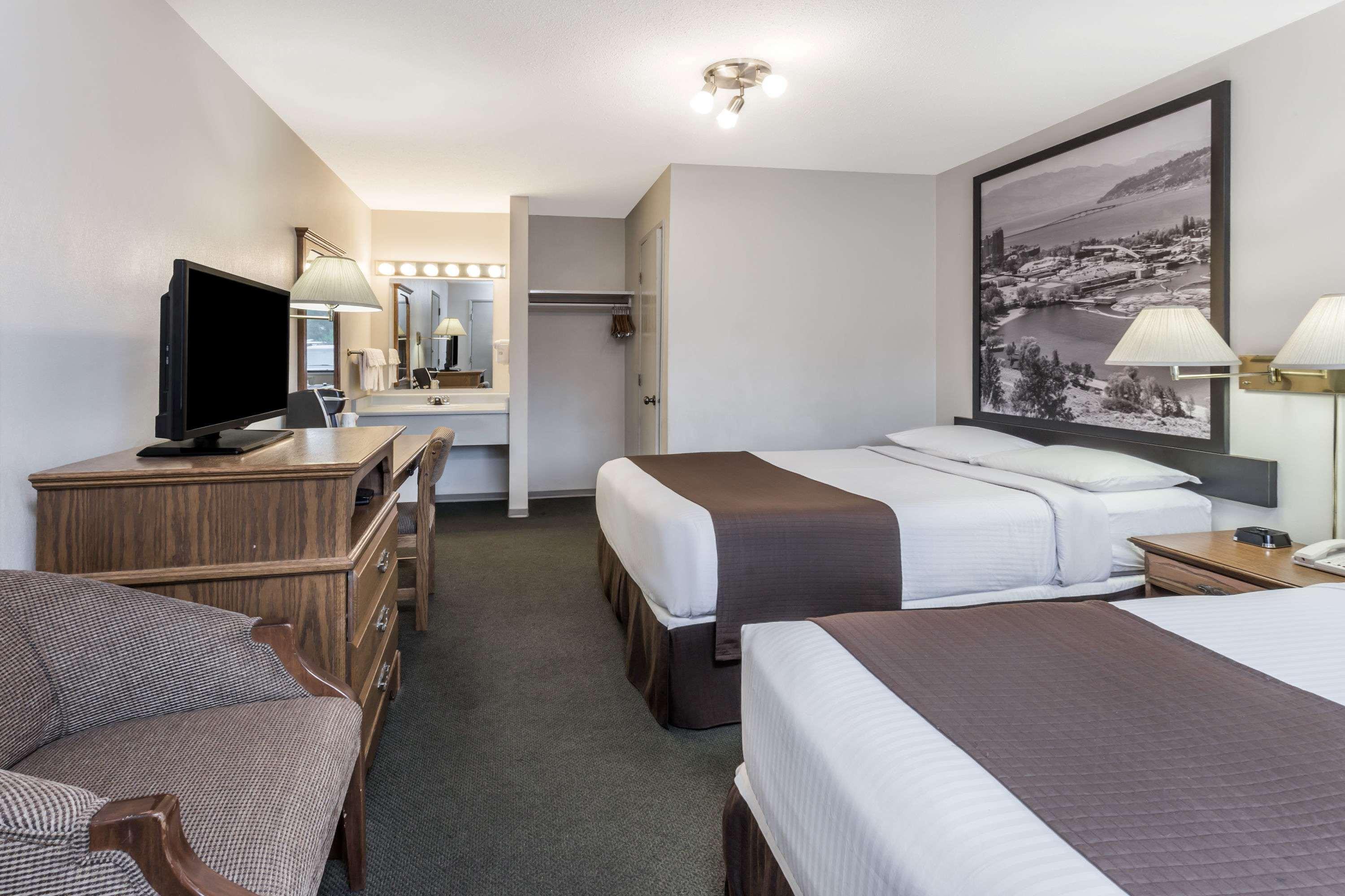 ซูเปอร์ 8 บาย วินด์แฮม เคโลว์นา บริติชโคลัมเบีย Hotel ภายนอก รูปภาพ