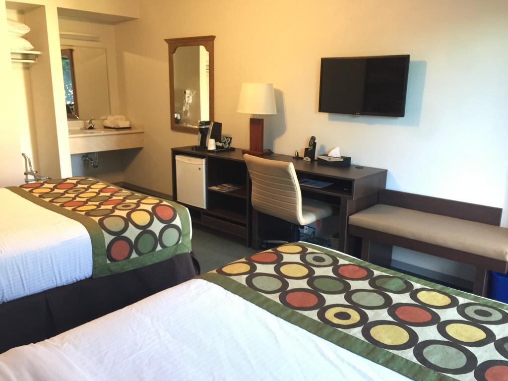 ซูเปอร์ 8 บาย วินด์แฮม เคโลว์นา บริติชโคลัมเบีย Hotel ภายนอก รูปภาพ