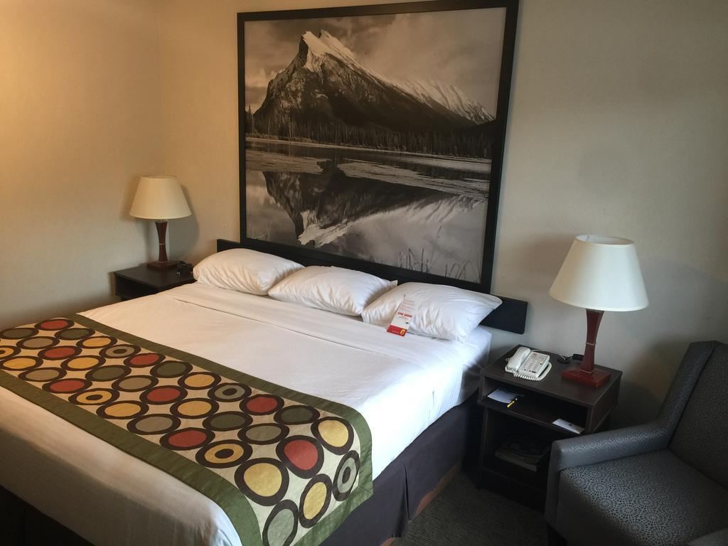 ซูเปอร์ 8 บาย วินด์แฮม เคโลว์นา บริติชโคลัมเบีย Hotel ภายนอก รูปภาพ