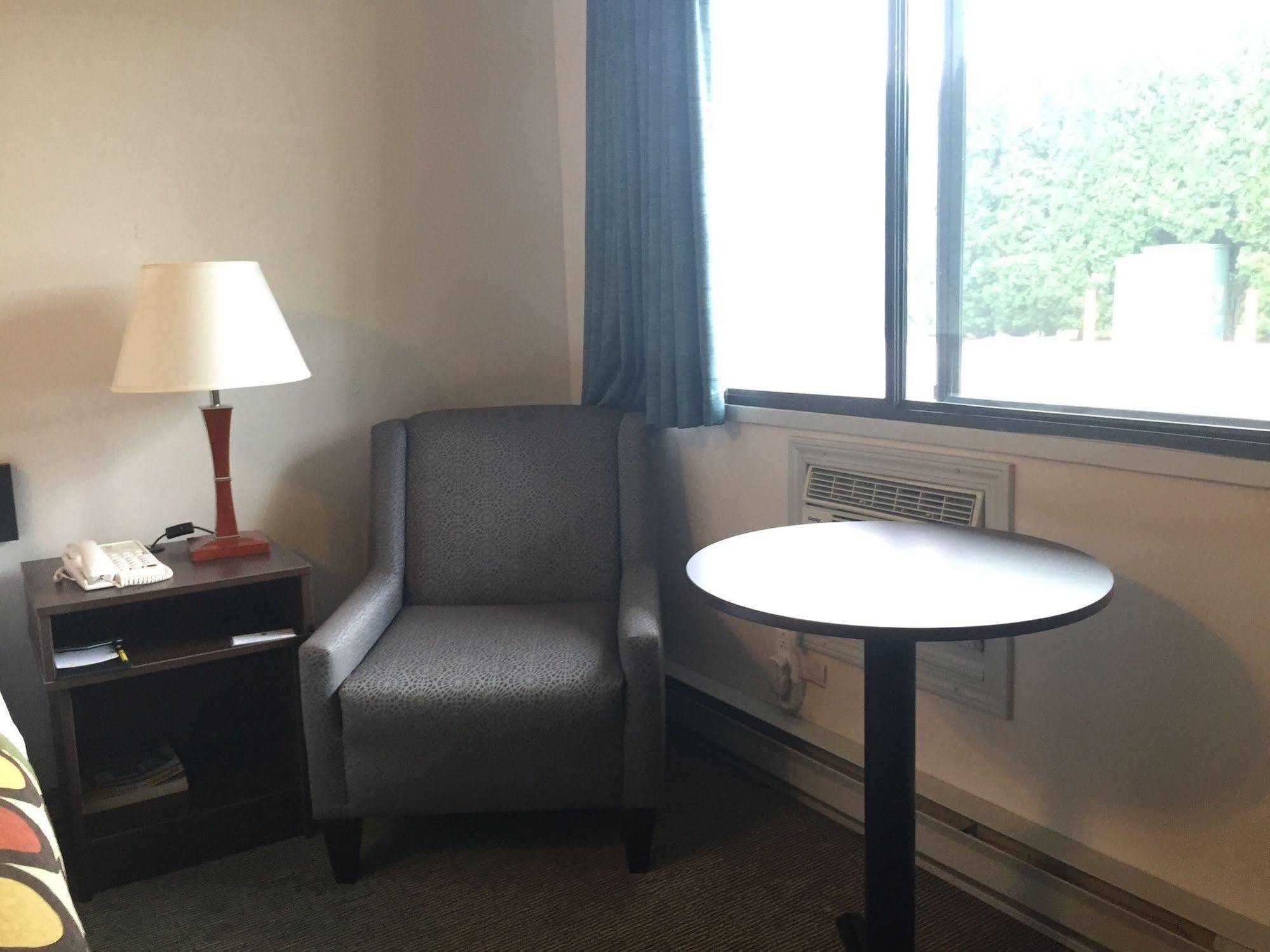ซูเปอร์ 8 บาย วินด์แฮม เคโลว์นา บริติชโคลัมเบีย Hotel ภายนอก รูปภาพ