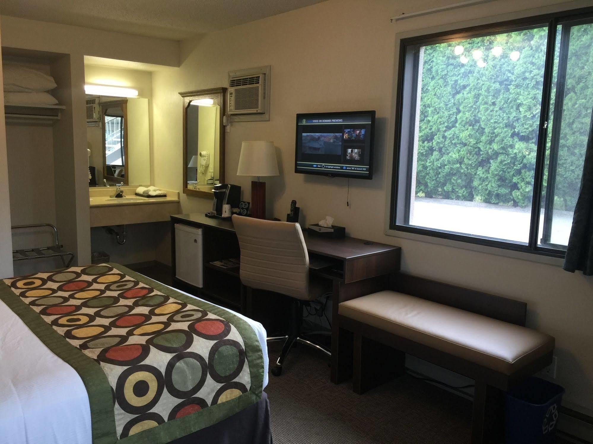 ซูเปอร์ 8 บาย วินด์แฮม เคโลว์นา บริติชโคลัมเบีย Hotel ภายนอก รูปภาพ