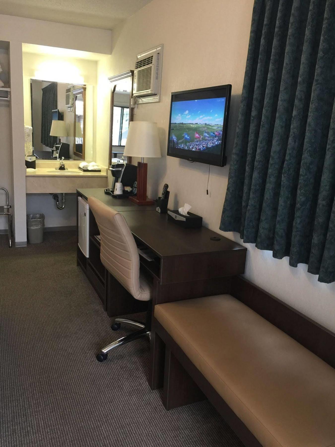 ซูเปอร์ 8 บาย วินด์แฮม เคโลว์นา บริติชโคลัมเบีย Hotel ภายนอก รูปภาพ