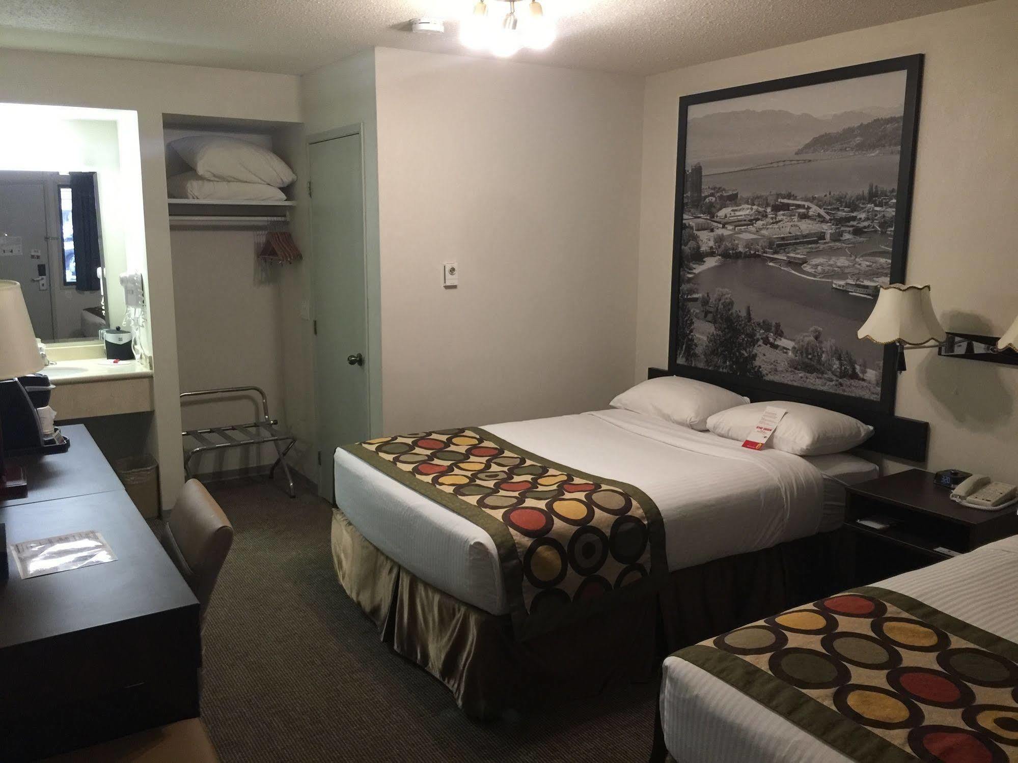 ซูเปอร์ 8 บาย วินด์แฮม เคโลว์นา บริติชโคลัมเบีย Hotel ภายนอก รูปภาพ