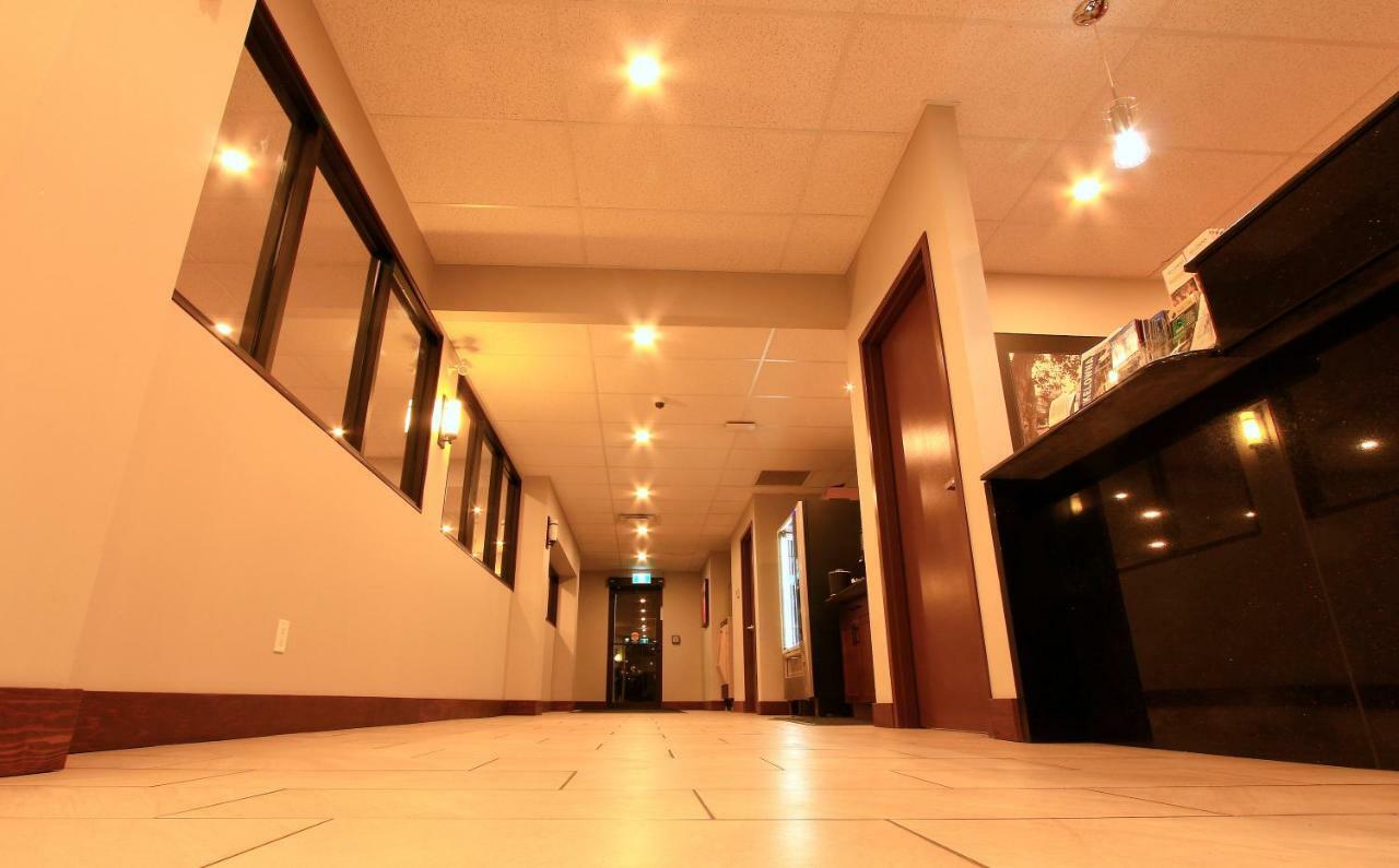 ซูเปอร์ 8 บาย วินด์แฮม เคโลว์นา บริติชโคลัมเบีย Hotel ภายนอก รูปภาพ