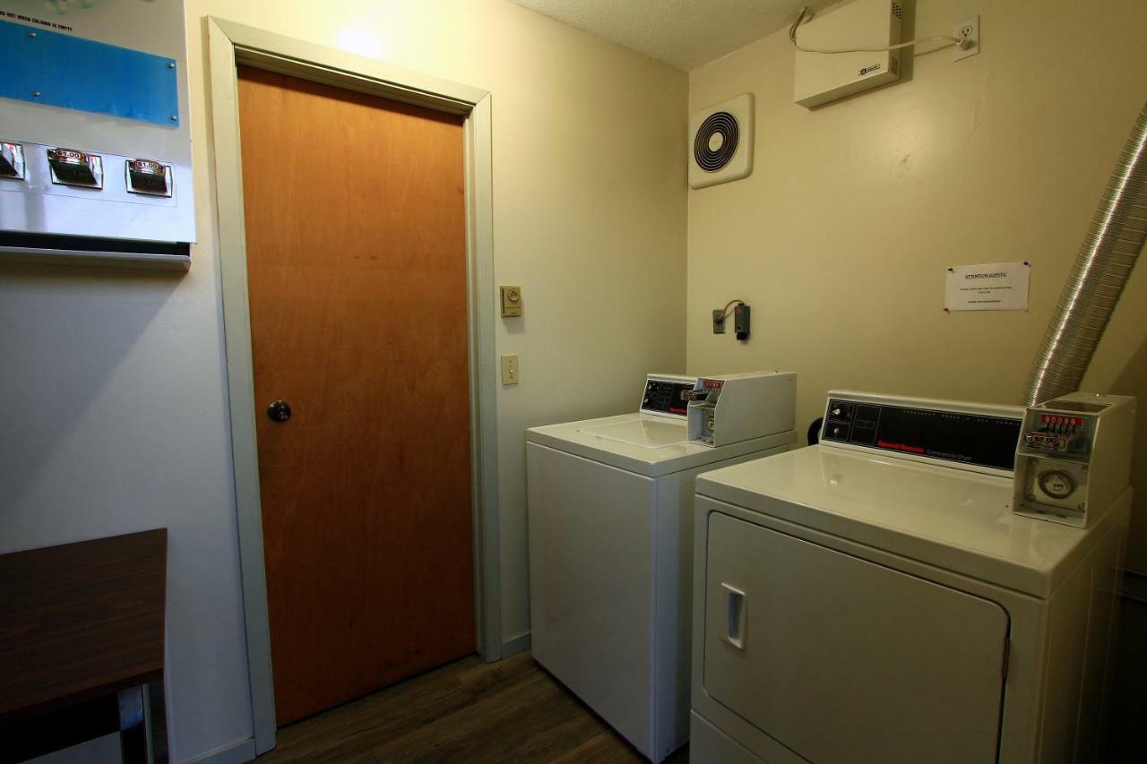 ซูเปอร์ 8 บาย วินด์แฮม เคโลว์นา บริติชโคลัมเบีย Hotel ภายนอก รูปภาพ